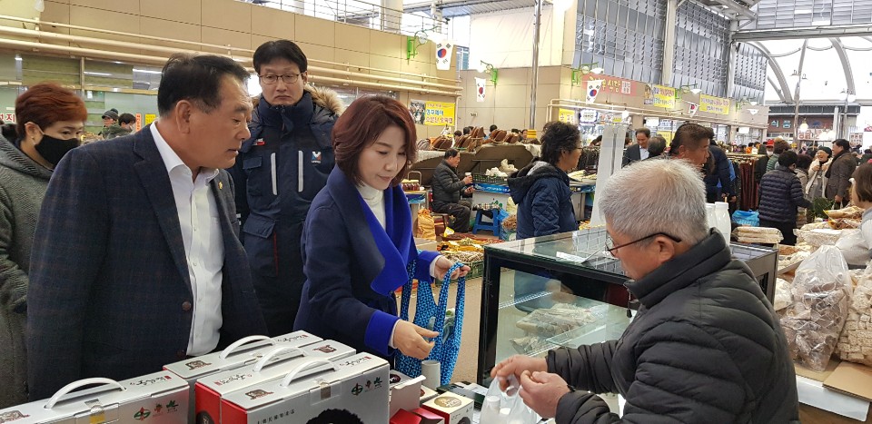 성주군의회, 설명절 전통시장 장보기