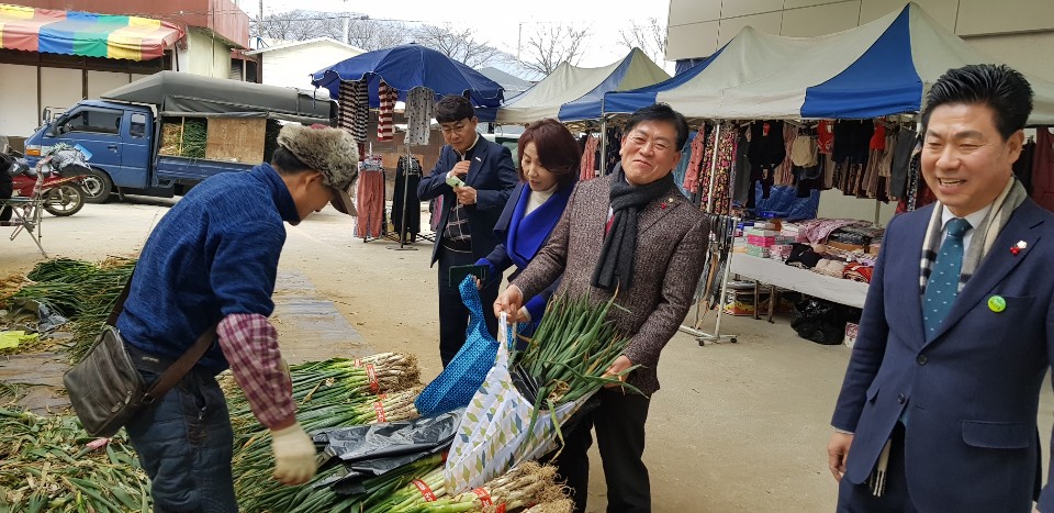 성주군의회, 설명절 전통시장 장보기