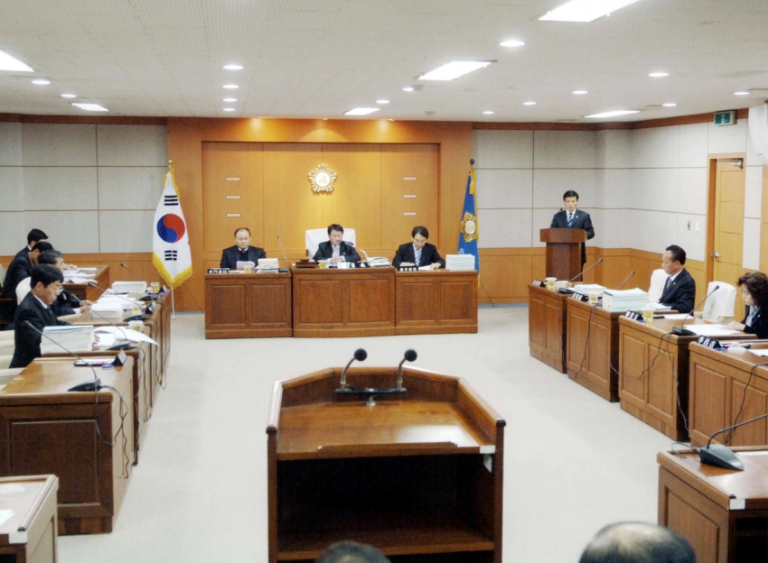 제136회 제2차 정례회 예산결산특별위원회-군수가 제출한 2007년도 본예산에 대한 수정안을 설명하고 있는 정영길간사(06.12.21).jpg