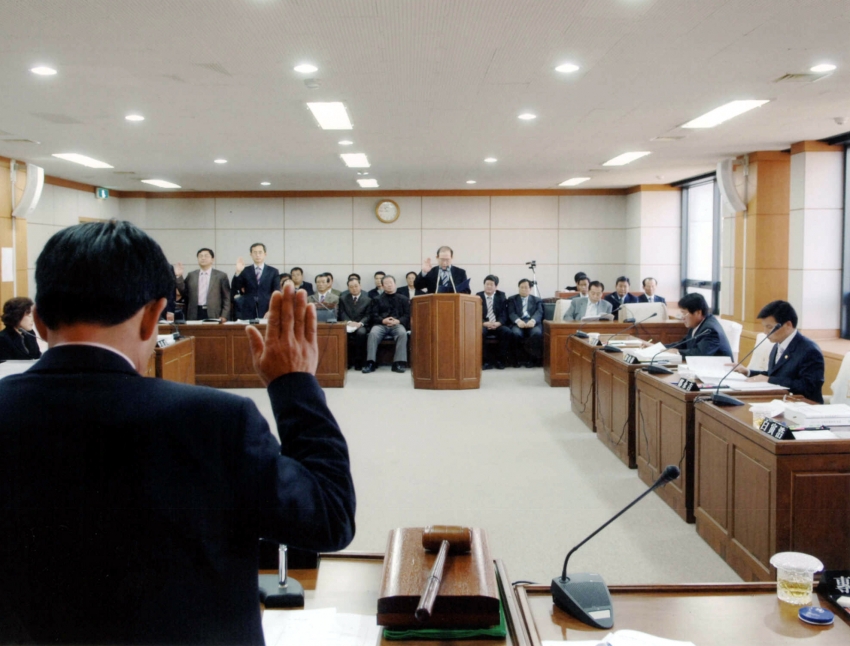 제136회 제2차 정례회 행정사무감사특별위원회-기획감사실장으로부터 감사에앞서 서약받고있는 이성훈위원장(06.11.29).jpg