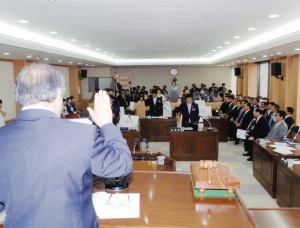 제5대 성주군의회 개원식 의원선서 광경(06.7.7).jpg