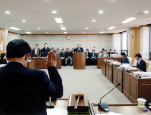제136회 제2차 정례회 행정사무감사특별위원회-기획감사실장으로부터 감사에앞서 서약받고있는 이성훈위원장(06.11.29).jpg